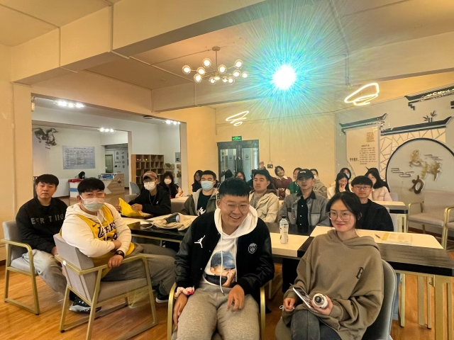 【完满团支部】小窗口 大世界——经济与管理学院国贸2002班完满团支部活动