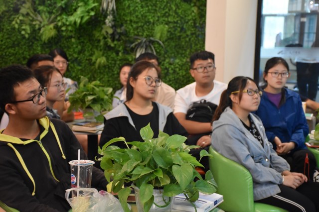 【完满班级】飞扬青春色彩 挥舞红色旗帜——经济与管理学院国贸1503班、区域1701班、国贸1501班举办完满班级活动