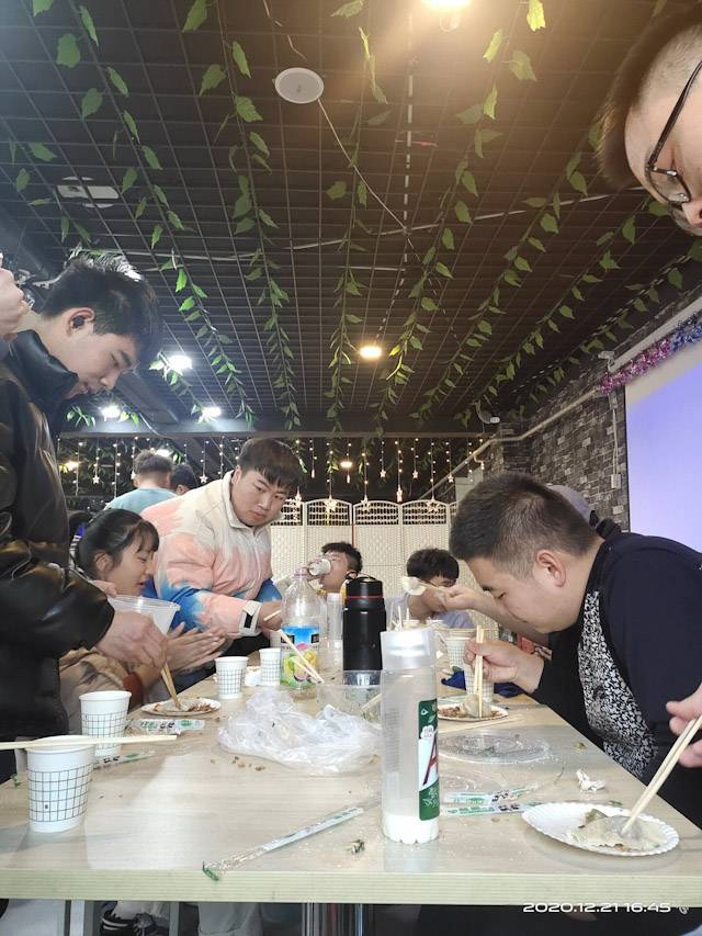 【完满班级】冬至到 吃水饺——智能工程学院电子2001班机器人2001班完满班级活动