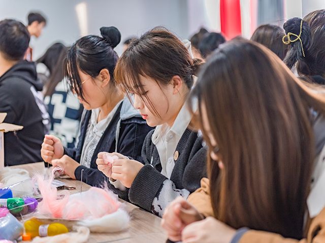 学长计划第912期:艺家人戳了戳你 在线召唤容嬷嬷——艺术传媒学院“传世芳华 惠泽后人”艺彩论坛系列活动第三十五期