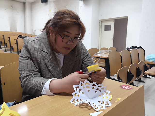 【完满班级】剪刀藏乾坤 纸上影众生——艺术传媒学院产品设计1801班举办“生动传神 跃然纸上”剪纸展览完满班级活动