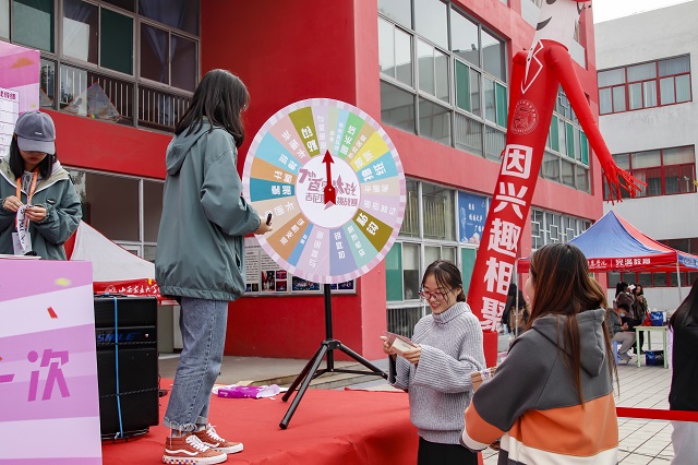 第七届“百团大战”信院吉尼斯挑战赛暨社团纳新线下咨询会圆满落幕