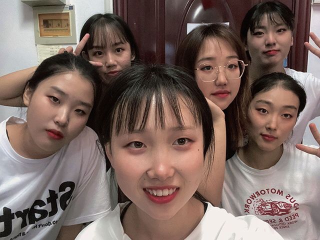 【完满班级】锦瑟年华 聚焦青春——艺术传媒学院视觉1901班“创意合照”完满班级活动