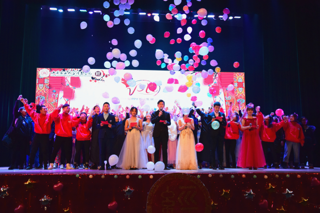 “经伴良时华灯下 管弦溢彩共此时”经济与管理学院新年晚会华丽上演