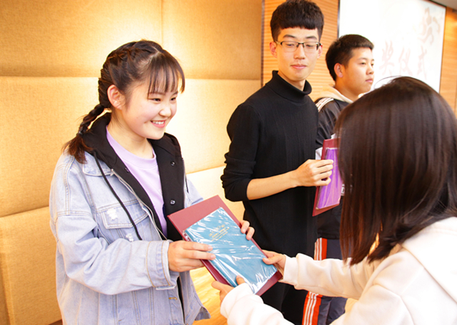 “牵梦诗华”中华诗词大会在多功能报告厅顺利举行