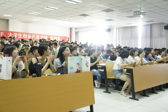 【辅导员说完满】团结奉献 爱在完满——艺术传媒学院2017级辅导员说完满活动