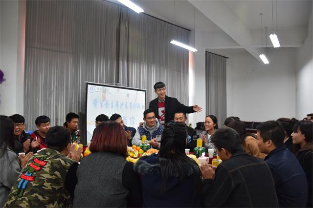 学生会主席沙龙第30期:“光鲜”在左 “傻傻”在右