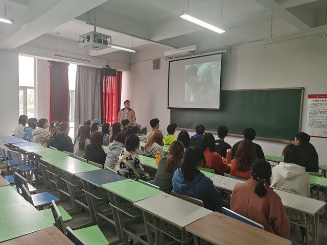 【完满班级】观雷锋前辈事迹 品前辈的精神——视觉1803班举行观看公益影片活动