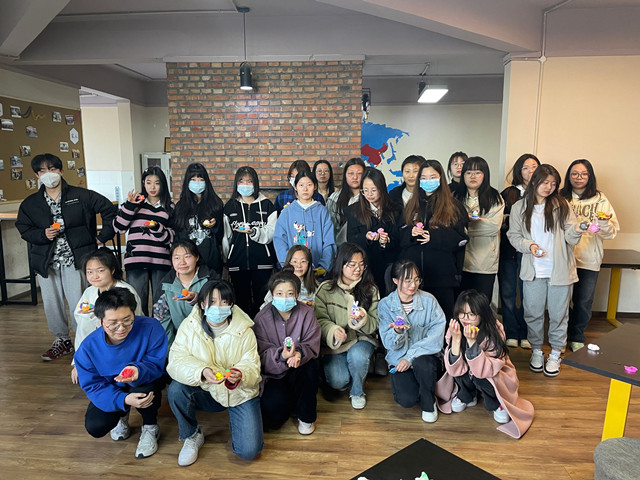 【完满团支部】三月雷锋行 温暖似春风——商务英语学院英语2105班完满团支部活动