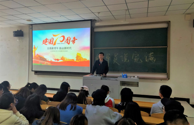 【辅导员说完满】 自强新青年 励志新时代——艺术传媒学院2018级举行辅导员说完满