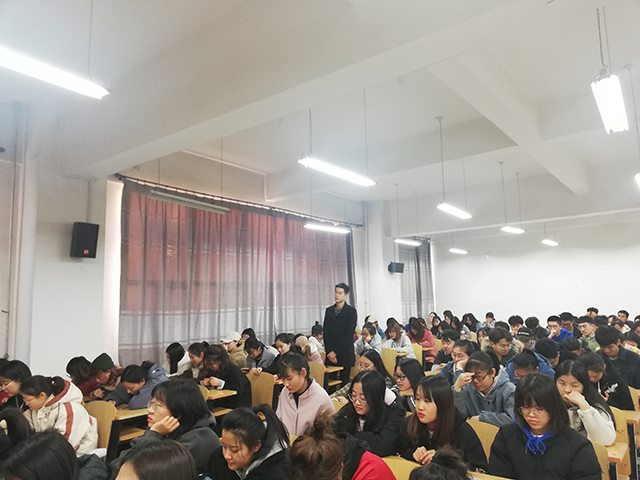 【辅导员说完满】理性消费  做金钱的主人——淬炼商学院“辅导员说完满”专题活动（十五）