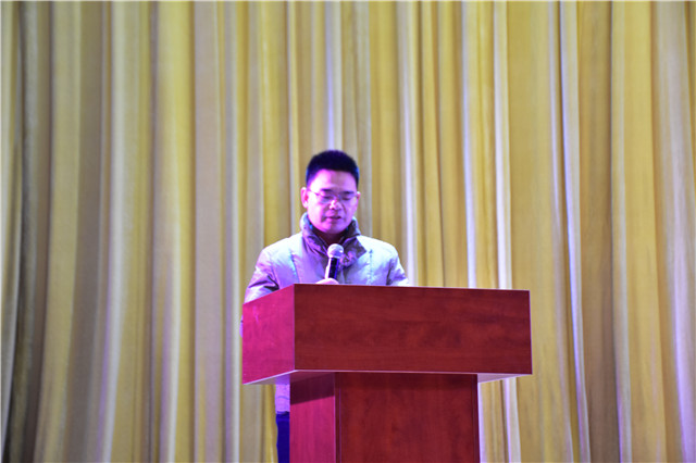 大数据学院、信息工程学院在乌马河剧院成功举办2018年度优秀学生表彰大会