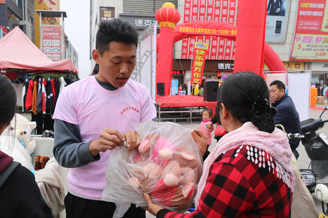 【生存挑战赛】走出象牙塔 体验城市“变形记”——外语系举办“生存挑战赛之谁是最强生存王”