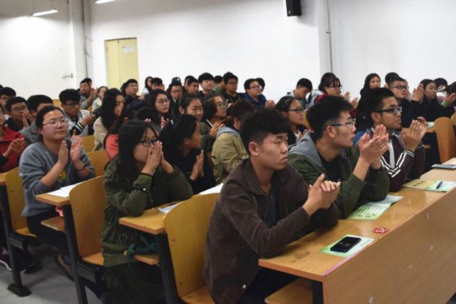 【辅导员说完满】爱心凝聚力量 公益铸就希望――经管系“你我的公益”完满公益讲座
