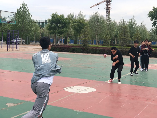 【完满班级】“拾忆童年 趣丢沙包”回忆时光之丢沙包比赛