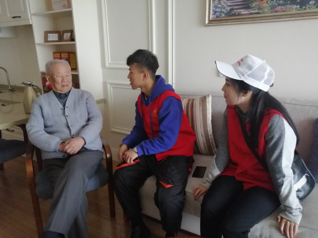 凝聚“五四”精神 奉献志愿青春——外国语言文学系开展敬老系列志愿活动