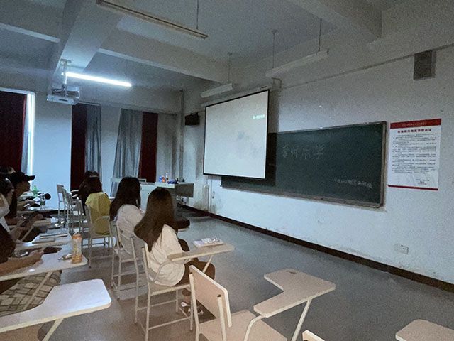 【完满班级】爱师乐学 德才兼备——环设2002班电影感悟