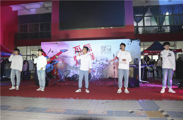 “心”动嗨唱 全“馨”体验 与未来初相遇——箕城书院“Crazy  不燃怎样”迎新摇滚阳台音乐会圆满落幕