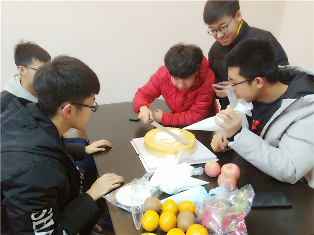 【完满班级】创出不同 甜在心中 ——网工1802“手工蛋糕DIY制作”活动