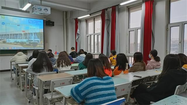 【完满班级】把握时代脉搏 聆听时代声音——艺术传媒学院视觉1804班2021年两会热点感悟会