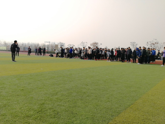 趣味奔跑 在奔跑中收获快乐——智能工程学院第八届“荣耀杯”20人*80米趣味奔跑挑战赛