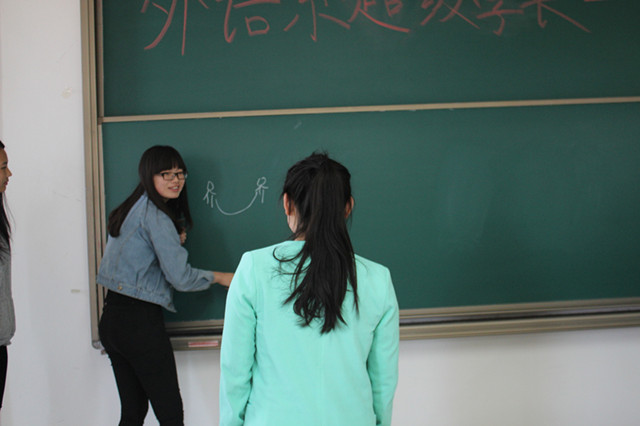 外语系举办“超级学长”之“默契绘画大比拼”