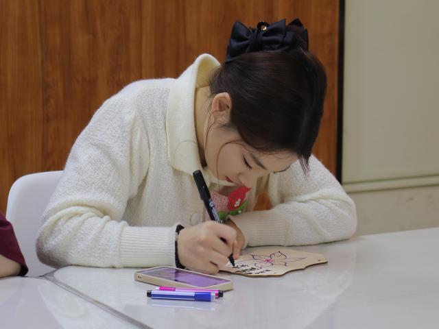 与树相约 追逐春日浪漫——经济与管理学院“树朋友 你好呀”文明实践在行动挂树牌活动