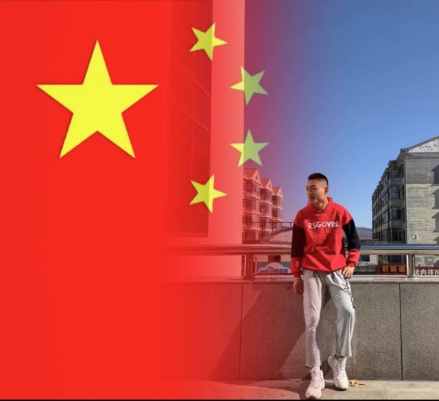 为祖国庆生 与国旗同框——经济与管理学院“我与国旗拍大片 一展青年新姿态”