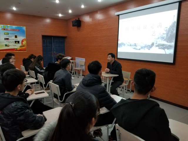 【辅导员说完满】艺术点亮青春 拼搏成就梦想——艺术传媒系举办2017级环设专业“辅导员说完满”活动