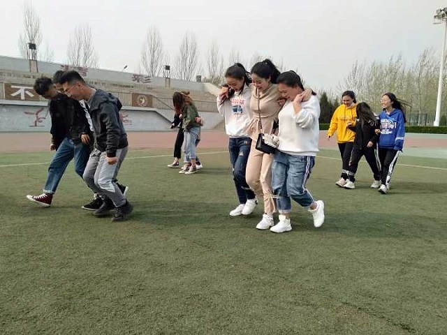 【完满班级】齐心协力 奋力拼搏——环设1803班“四人三足”竞赛活动