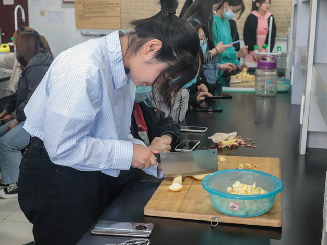 花看半开 酒饮微醺 享酿酒之乐——食环&箕城举办“时尚·生活·家”养成计划之“酒之初醒 品而如故”果酒酿造