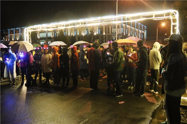 千余名信院“萤火虫”为爱雨夜奔跑