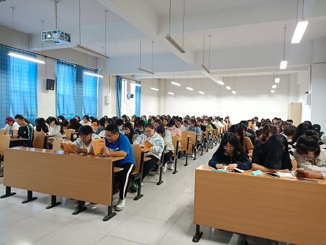 【辅导员说完满】抓住现在 不等未来——食品与环境学院2021级辅导员说完满