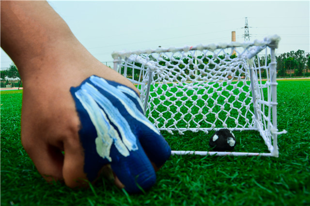 前行第159期:战况激烈 信院学子手绘百球火热引燃世界杯