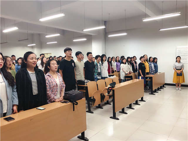 【辅导员说完满】弘扬五四精神 争做新时代青年——远景学院2017级举办主题年级会