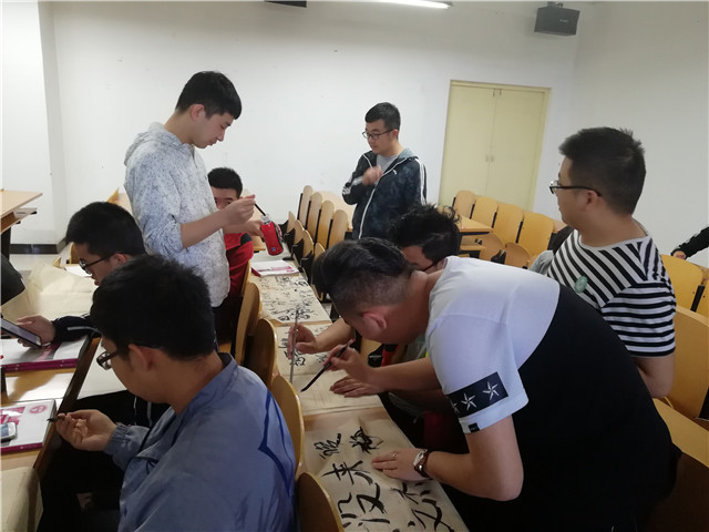 【完满班级】阐释书法精神 传承文化精髓——智能工程学院机电1601班举办“毛笔字大赛”完满班级活动