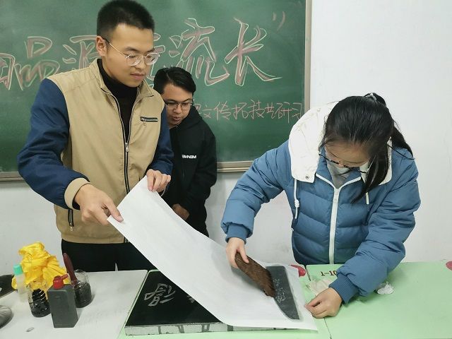 传承优秀文化 细品源远流长——艺术传媒学院非遗文创社碑文传拓技艺研习