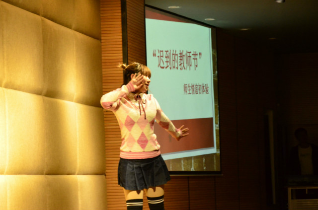 托起太阳的人—— “迟到的教师节”师生情谊初体验