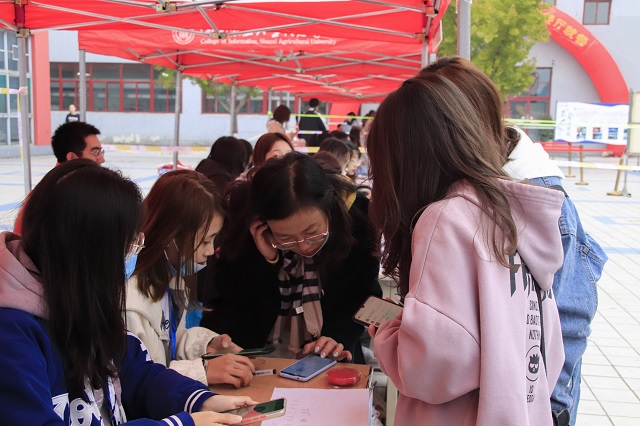 前行第181期：迎新志愿者为新生入学温情护航