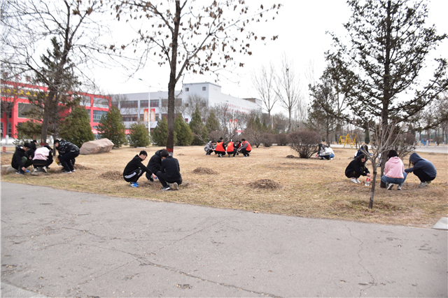 【完满班级】植树浇水 为爱益行——网工1802班“爱心公益”雷锋植树节之行