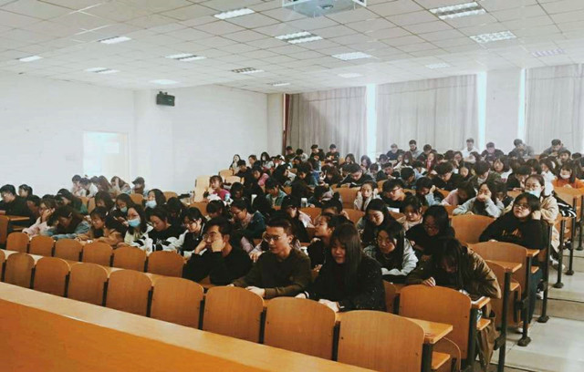 一千个人有一万种完满——淬炼商学院2018级“辅导员说完满”专题活动