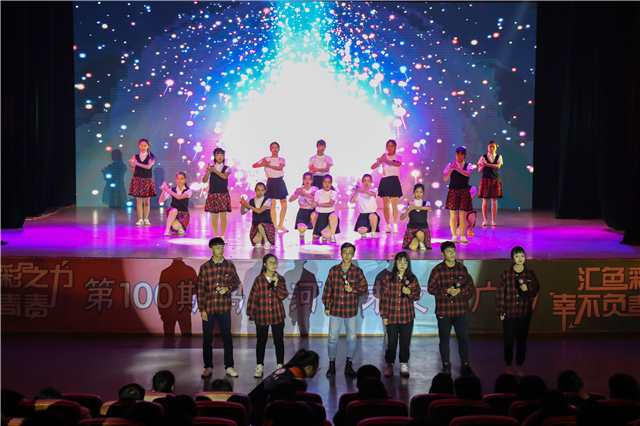 第100期乌马河周末文化广场“汇彩色之力 幸不负青春”主题晚会圆满落幕