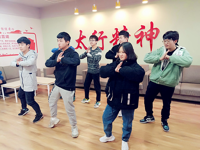 【完满班级】舞动青春 音乐梦想——网工1801班“舞蹈青春 彰显自我”活动