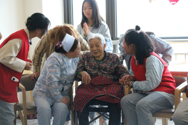 缤纷五月 爱在心中——商务英语学院孟母园系列活动