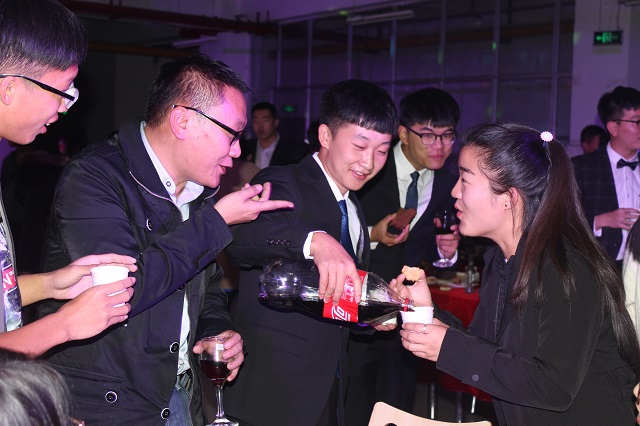 醉美远景 邀您共赏——远景学院举办“在·17青春”迎新酒会