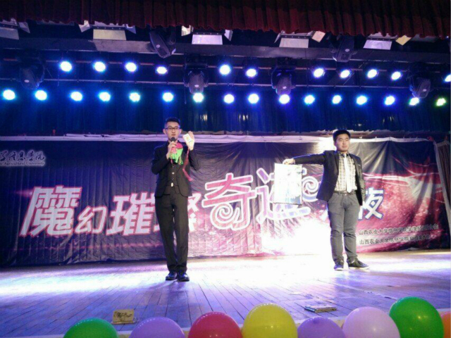 【缤纷百团】巅峰魔术社成功举办近景魔术秀
