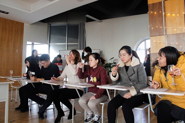 品人间百味 赏美酒芳香——食品与环境学院第五届“蒸馏吧 水果们”食品酿酒大赛