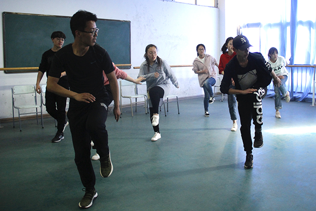 【戏剧节】跌宕起伏 “错轨”人生