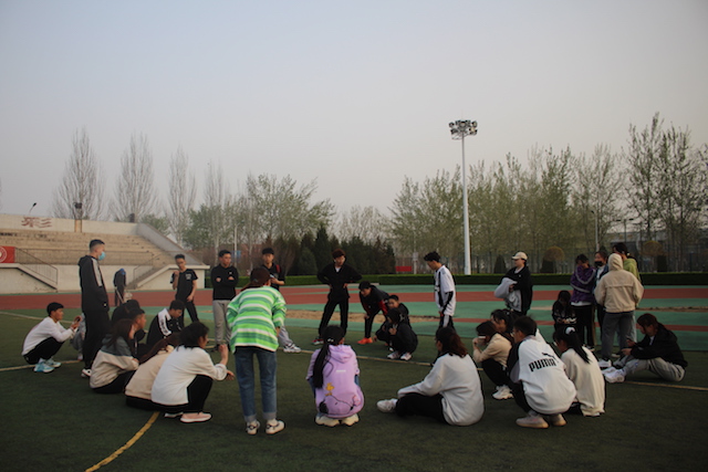 身披朝霞 淬炼商学院运动员们常备不懈