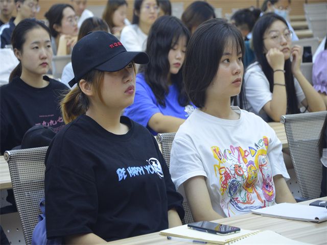 【辅导员说完满】师生共话 浅聊鸡汤式教育——淬炼·国际商学院2019级“辅导员说完满”专题活动